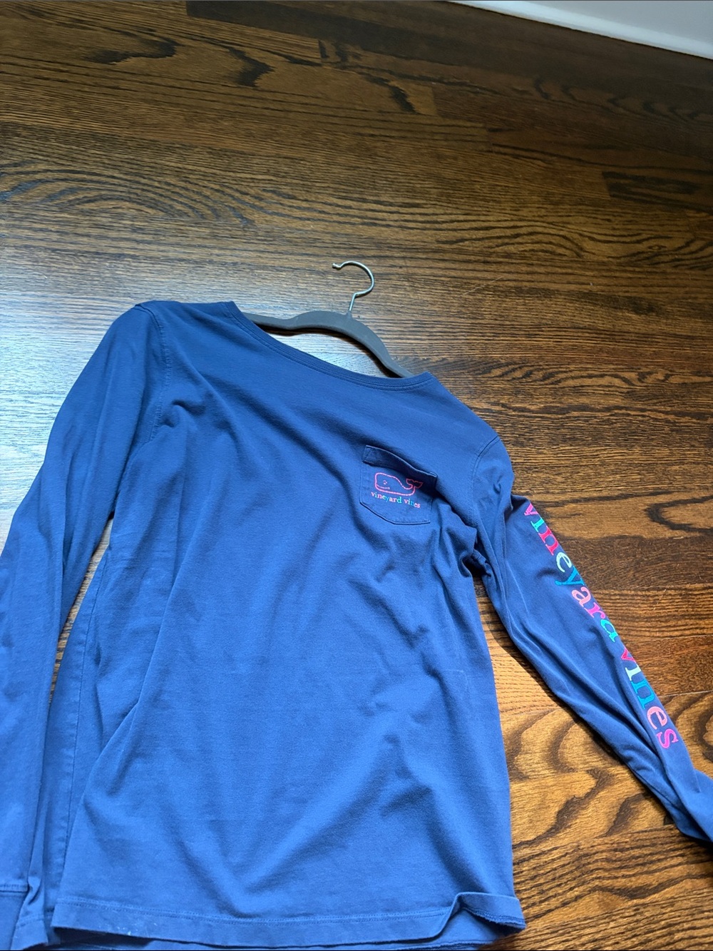 Vineyard Vines Navy Long-Sleeve Logo Tee with Multicolor Sleeve Text xs
